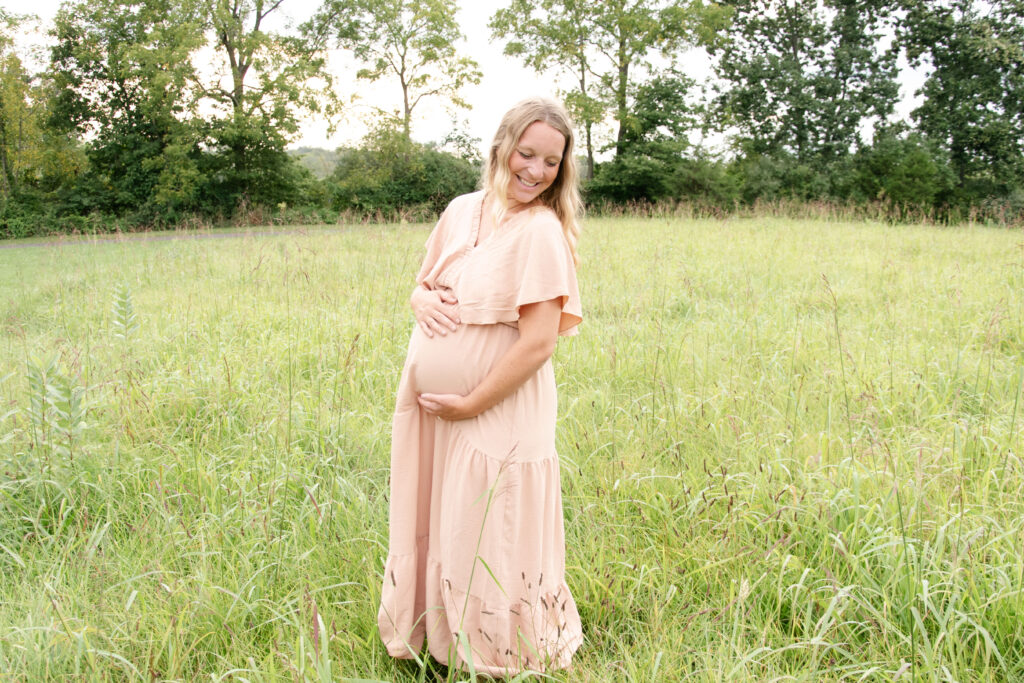 Maternity mom in pink dress.