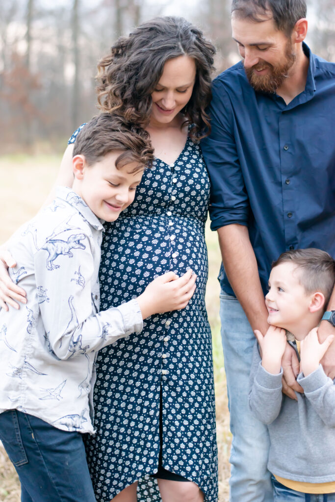 Outdoor maternity session. Mom and family in blue.