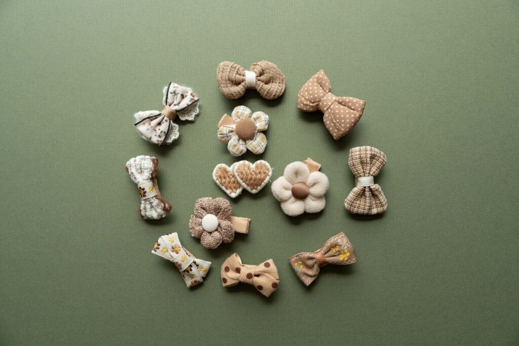 Hair clips arranged in a circle on a green background.